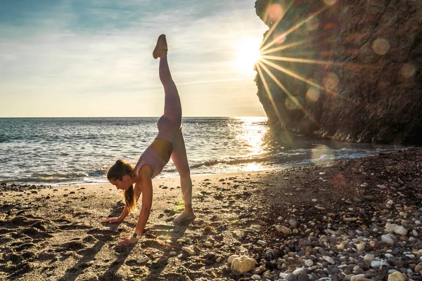 女の子体操は 海の夕日によってビーチで訓練しています ツインだ 写真シリーズ — ストック写真