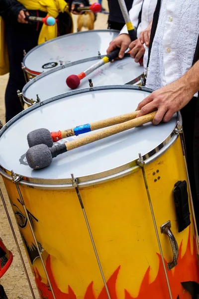 Perkusiści Muzycy Podczas Plenerowej Parady Popularnym Festiwalu Badalonie Hiszpanii Szczegóły — Zdjęcie stockowe