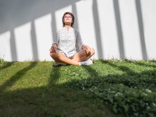 Woman Meditating Lawn Urban Park Nature Town Relax Outdoors Work — Stock Photo, Image
