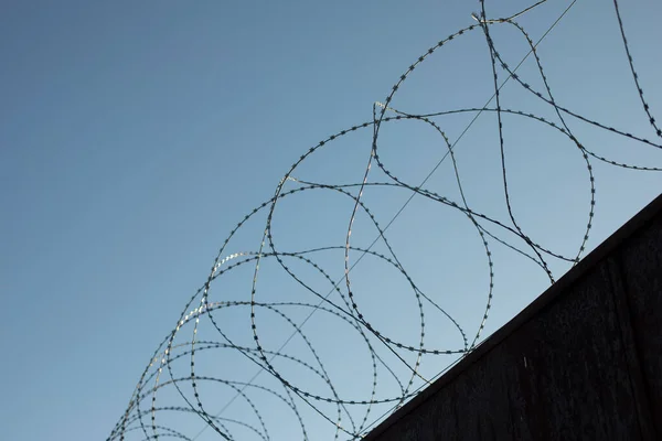 鉄条網のフェンスだ 領土の防衛 具体的な障害物 工場の壁 — ストック写真