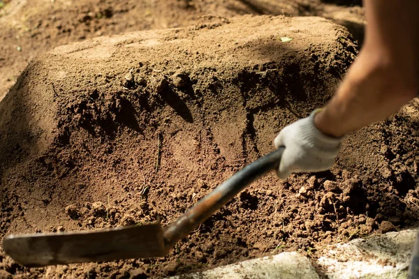 Νεκροθάφτης Χτυπά Άσχημα Φτυάρι Και Χώμα Άνθρωπος Σκάβει Έδαφος Αραίωση — Φωτογραφία Αρχείου