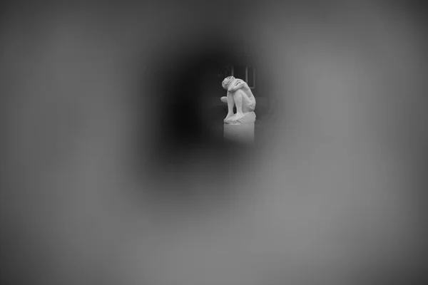 Miniaturowa Rzeźba Zaglądanie Dziury — Zdjęcie stockowe