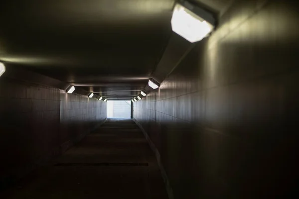 Tunel Lampami Długi Tunel Budynku — Zdjęcie stockowe