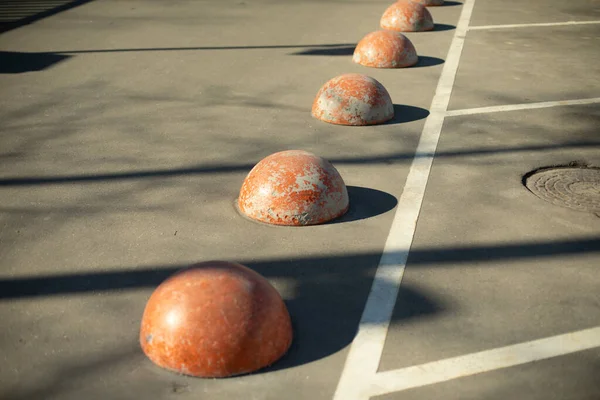 限制在停车场 球体在路上 橙色街道围栏 — 图库照片