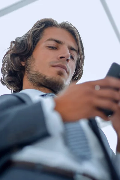 Hombre Negocios Leyendo Mensaje Texto Smartphone — Foto de Stock