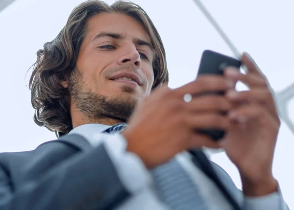 Hombre Negocios Leyendo Mensaje Texto Smartphone — Foto de Stock