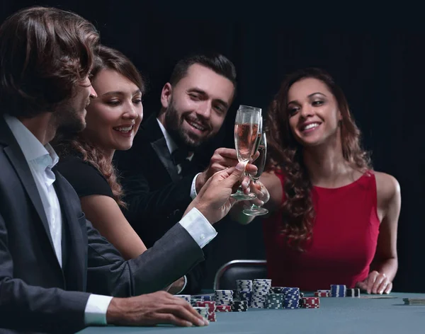 Amigos Bebiendo Celebrando Una Noche Juego —  Fotos de Stock