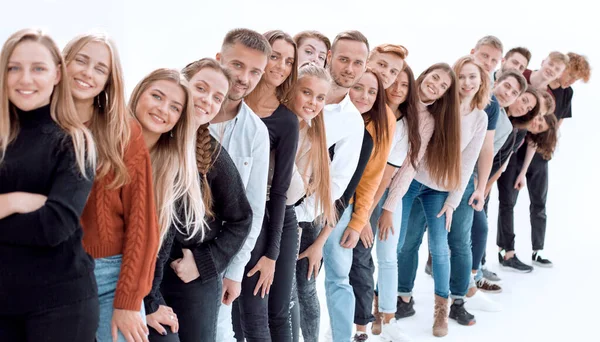 Bir Grup Neşeli Genç Birbirlerinin Arkasında Duruyorlar — Stok fotoğraf