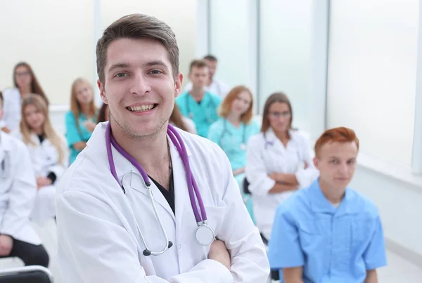 Στην Κορυφή Μια Ομάδα Χαμογελαστών Γιατρών Που Δείχνουν — Φωτογραφία Αρχείου
