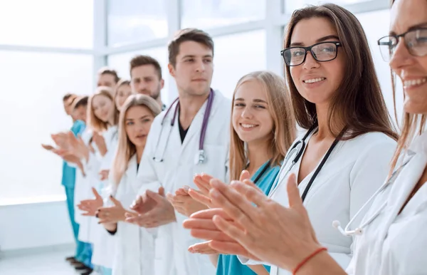 Widok Góry Grupa Uśmiechniętych Lekarzy Wskazujących Ciebie — Zdjęcie stockowe