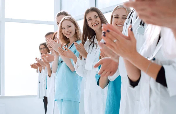 Üst Manzara Bir Grup Gülümseyen Doktor Seni Işaret Ediyor — Stok fotoğraf