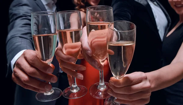 Neşeli Insanlar Şampanyayla Başarıyı Kutluyor — Stok fotoğraf
