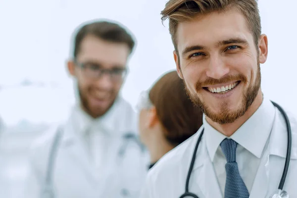 Portret Przyjazny Lekarz Mężczyzna Uśmiechający Się — Zdjęcie stockowe