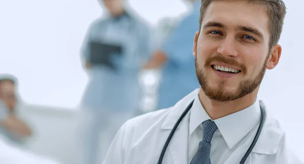 Lächelnder Arzt Auf Verschwommenem Hintergrund — Stockfoto