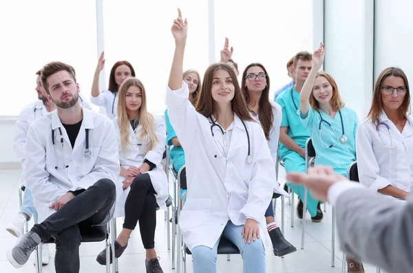 Diákok Csoportja Kérdéseket Tesz Fel Egy Orvosi Szemináriumon — Stock Fotó