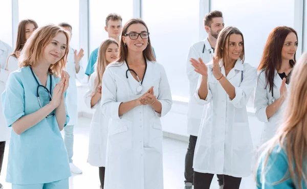 Hastane Koridorunda Yürüyen Bir Grup Doktorun Görüntüsü — Stok fotoğraf