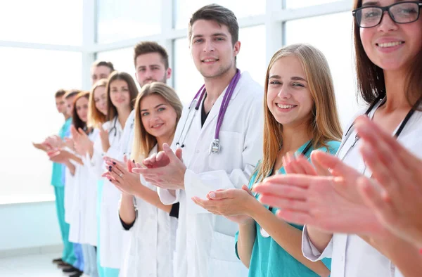 Pohled Shora Skupina Usmívajících Doktorů Ukazujících Vás — Stock fotografie