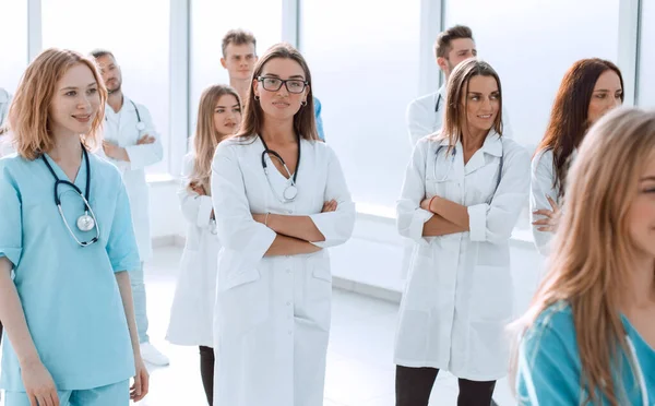 病院の廊下を歩いている医師のグループのイメージです — ストック写真