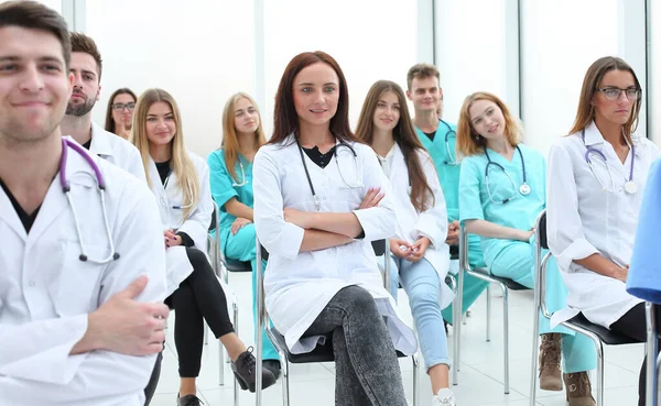 Widok Góry Grupa Uśmiechniętych Lekarzy Wskazujących Ciebie — Zdjęcie stockowe