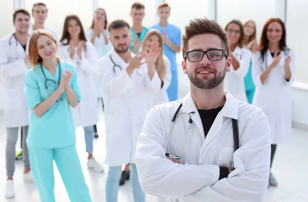 Kendine Güvenen Bir Doktor Bir Grup Tıp Uzmanının Önünde Duruyor — Stok fotoğraf