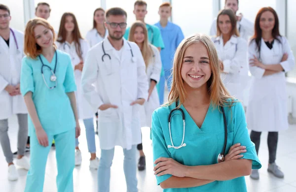 Team Aus Verschiedenen Medizinern Applaudiert Gemeinsam — Stockfoto