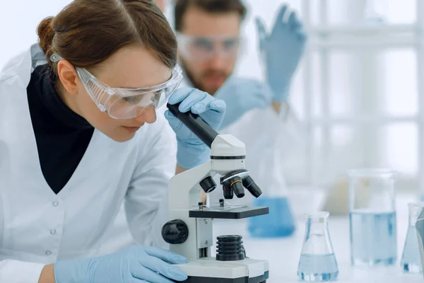 Cientistas Sexo Feminino Olhando Para Microscópio — Fotografia de Stock