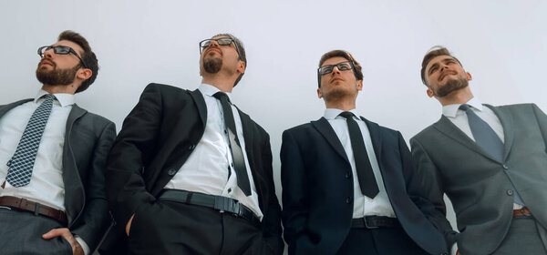 "Группа серьезных деловых людей стоял вместе"