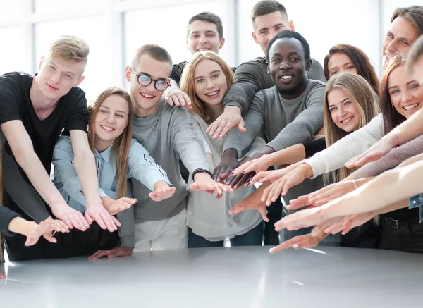 Grupp Leende Unga Människor Som Förenar Sina Händer — Stockfoto