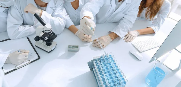 Inci Tıp Doktorları Test Tüpleri Mikroskop Ile Çalışma — Stok fotoğraf