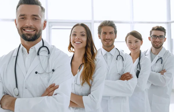 Grupa Szczęśliwy Udanych Lekarzy Stojących Rzędzie Szpita — Zdjęcie stockowe