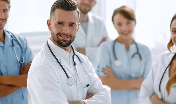 Leading Doctor Medical Center Peers — Stock Photo, Image