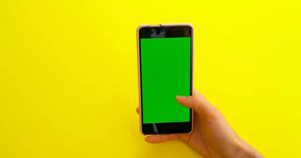 Gesto Desplazamiento Smartphone Con Pantalla Verde — Foto de Stock