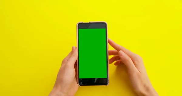Blättern Auf Smartphone Mit Grünem Bildschirm Chroma Key — Stockfoto