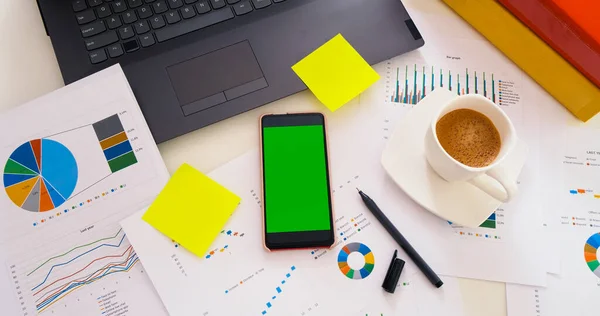 Business Office Skrivbord Med Grön Skärm Smartphone — Stockfoto
