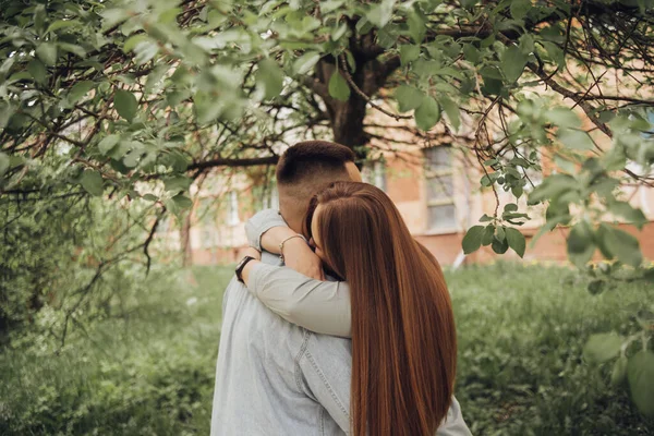 Milenci Objímají Pod Stromem — Stock fotografie