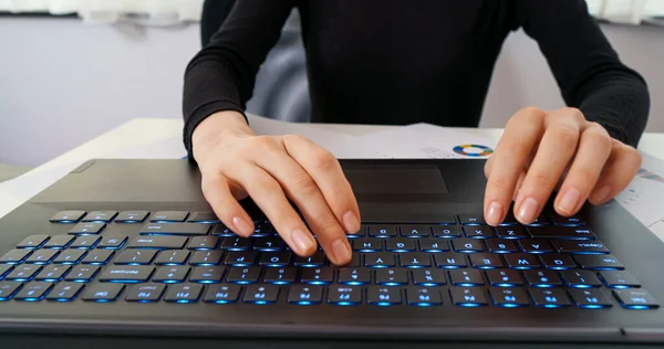 Mãos Femininas Mensagens Texto Teclado Laptop — Fotografia de Stock