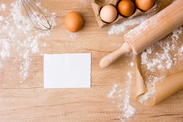 卵のラックペーパー小麦粉と圧延ピン — ストック写真