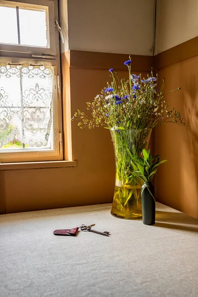 Bouquet Fleurs Automne Dans Vase Sur Fenêtre Les Clés Maison — Photo