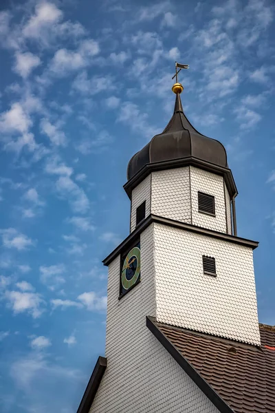 Piękna Wieża Zegarowa Tradycyjna Niemczech Widok Pionowy — Zdjęcie stockowe