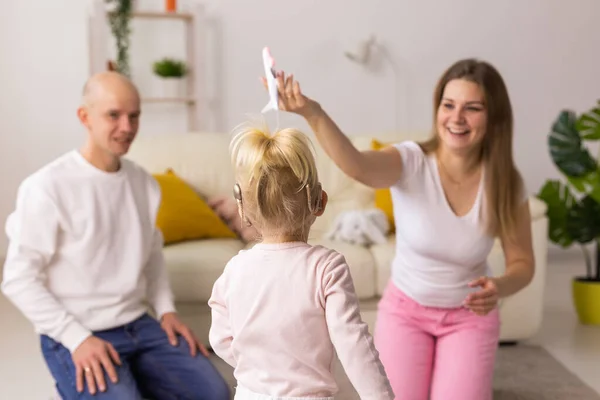 Cochlear Implant Child Girl Head Playing Mother Father Hearing Aid — Stockfoto