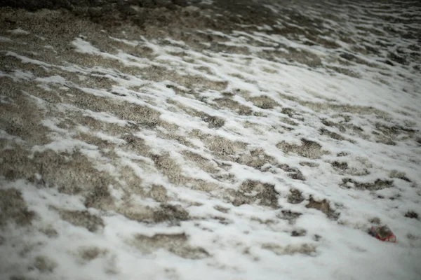 Yol Kenarında Kirli Kar Var Kar Asfaltta Erir Sağanak Yağıştan — Stok fotoğraf