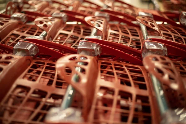 Szczegóły Supermarketu Czerwone Plastikowe Pojemniki — Zdjęcie stockowe