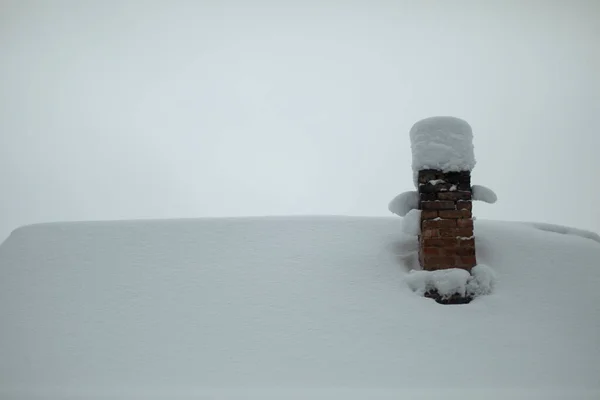 Крыша Снегу Дымоходе Труба Плиты Старом Доме Зимой Сельская Местность — стоковое фото