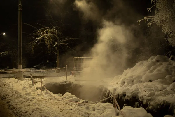 Nachts Wird Der Kanal Ausgehoben Dampf Aus Rohrbruch Über Grube — Stockfoto