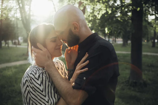 男が顔を撫でて夏の太陽の下でガールフレンドとキスしようとしてる 太陽のまぶしさ ソフト効果 — ストック写真