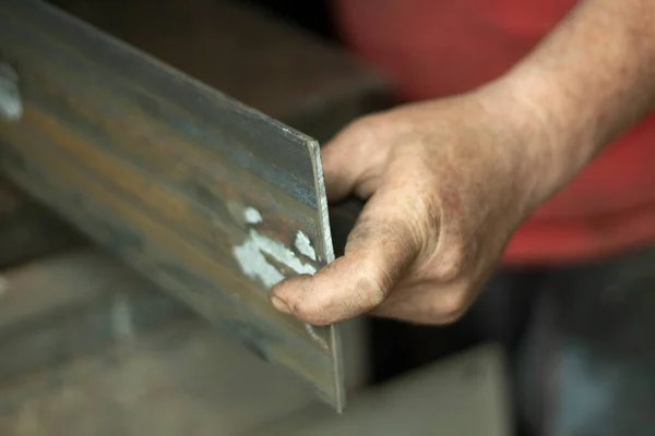Metal Işçisi Adamın Elinde Çelik Bir Parça Var Metal Atölyesinde — Stok fotoğraf