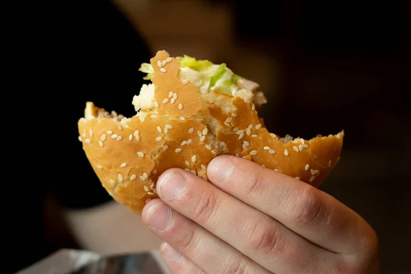 Sandwich Hand Bun Met Sesam Dikke Lunch Eten Het Restaurant — Stockfoto
