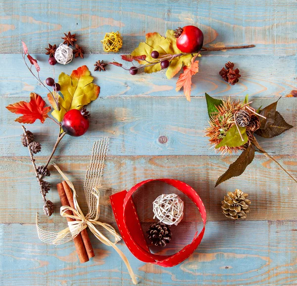 Herbst Und Weihnachtsdekoration Mit Blättern — Stockfoto