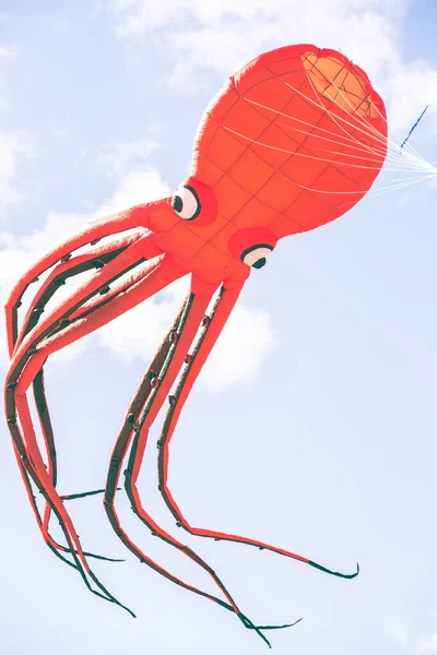 赤いタコ形のフライング凧 — ストック写真