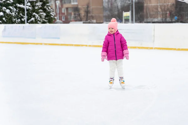 Küçük Kız Buz Pateni Pistinde Kayıyor — Stok fotoğraf